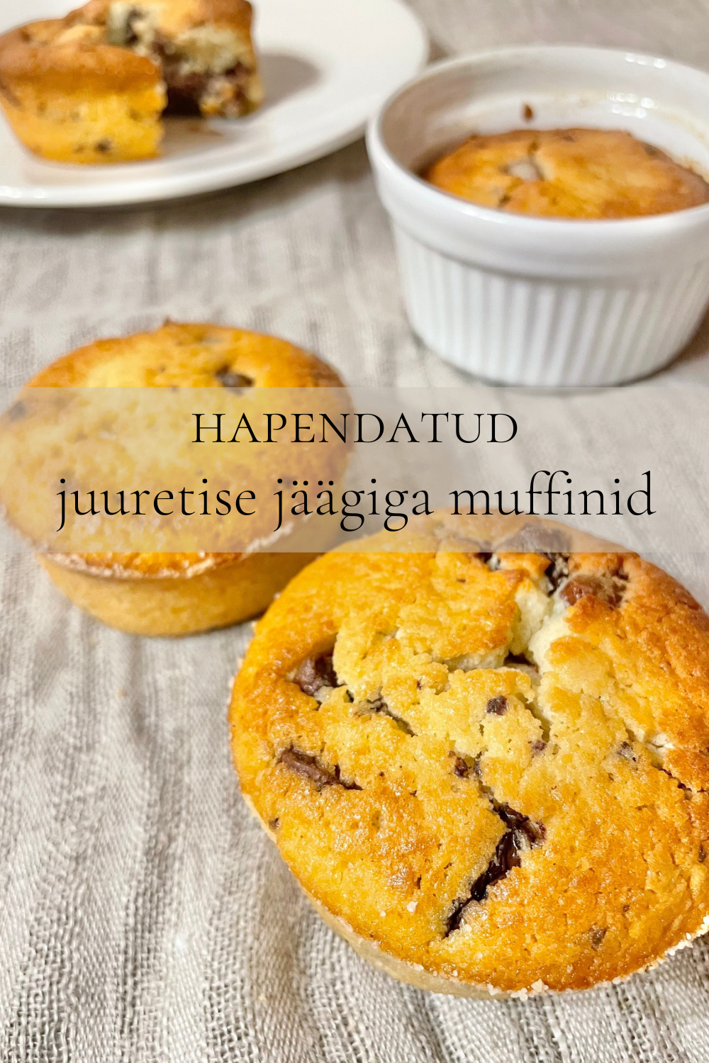 Hapendatud juuretise jäägiga muffinid.