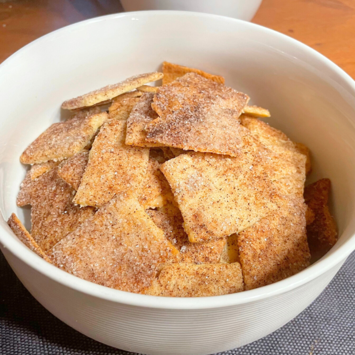 Cinnamon cookies in a white bowl.