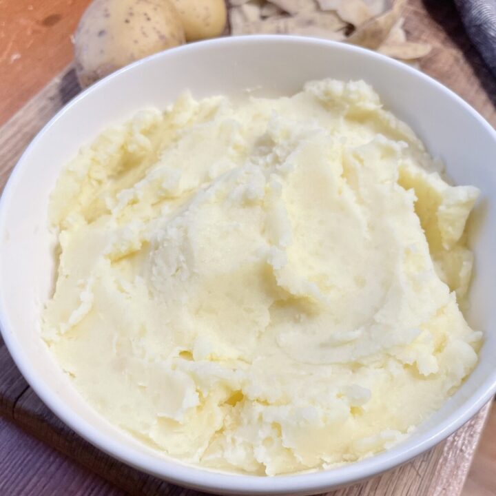 How to Make Creamy Mashed Potatoes (Easy Recipe)