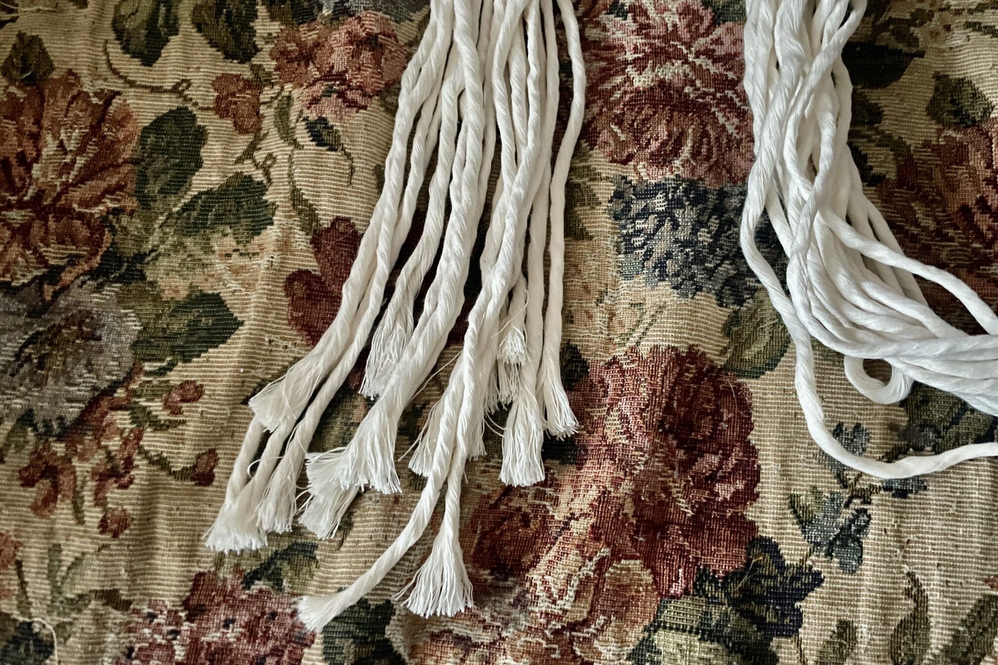 macrame cords with different lenghts.